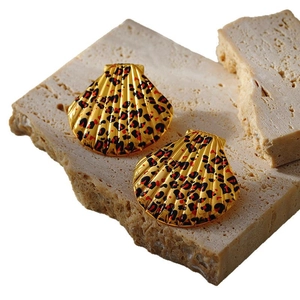 Vintage 18k gold plated shell shaped earrings with leopard print patterns on stone