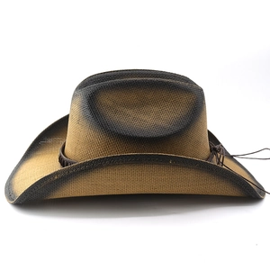 Détail d'un chapeau de cowboy en paille tressée avec dégradé et cordon fin décoratif