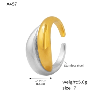 Vue détaillée d'une bague bicolore en acier inoxydable avec poids et dimensions