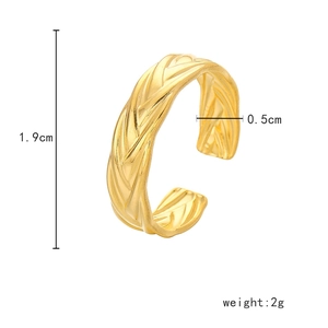 Detailansicht eines goldenen geflochtenen Rings mit Maßen 1,9cm Höhe und 0,5cm Breite