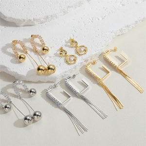 Détails à plat des boucles d'oreilles en U dorées et argentées avec zircon et franges