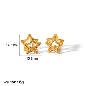 Vue détaillée des boucles d'oreilles double étoile dorées avec dimensions 14,5 mm x 15,2 mm