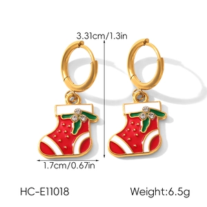 Vue détaillée des boucles d'oreilles chaussette de Noël avec émail rouge et cristaux