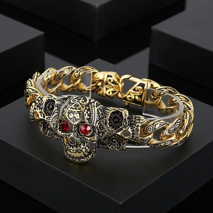 Vue détaillée du bracelet punk doré avec crâne et yeux en pierres précieuses rouges