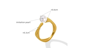 Detailed view of an open ring with gold-plated band and a 0.6cm white imitation pearl