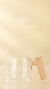 Detail of heat-resistant glass cup with wooden handle and 400mL precision scale markings
