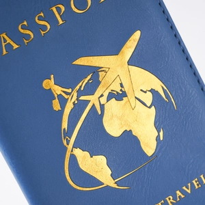 Dettaglio della custodia per passaporto in pelle PU blu con motivi di viaggio dorati