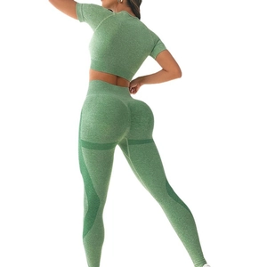 Nahtloses grünes Yoga-Set mit Crop-Top und High-Waist-Leggings mit Scrunch-Effekt