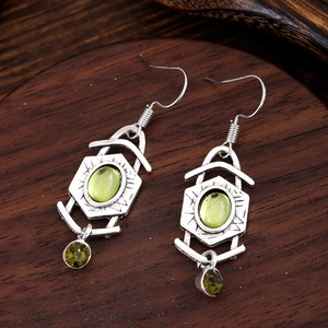 Boucles d'oreilles pierre de lune vert olive avec cadre argenté géométrique et cristaux