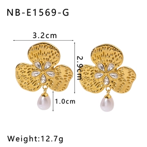 Detailed dimensions of gold flower earrings with pearls and crystals, size 3.2cm x 2.9cm