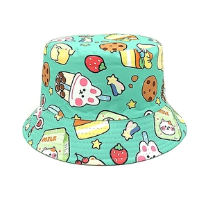 Dettaglio cappello alla pescatora verde menta con stampe di dolci e cartoni