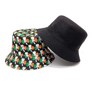 Set di due cappelli a secchiello per San Patrizio con uno nero e uno a stampa trifogli