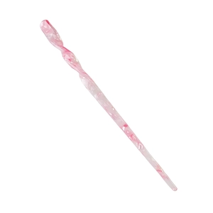 Nahaufnahme der Haarspange aus Acetat mit rosa Marmormuster und stilvollem Twist-Design