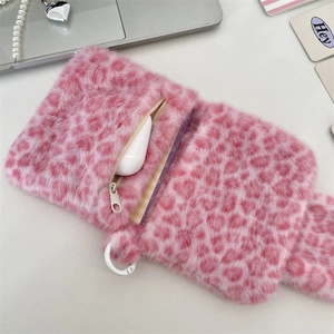 Detailaufnahme der rosa Plüschtasche mit Leopardenmuster für kabellose Kopfhörer