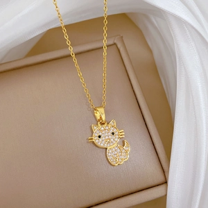 Collana gatto dorata con cristalli e occhi neri su una scatola regalo di lusso