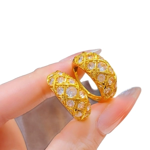 Bague luxueuse plaquée or avec zircons étincelants et motif matelassé élégant