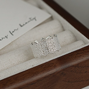 Eleganter S925 Sterlingsilber Ring mit hohler Spitzentextur auf einer edlen Holz-Schmuckbox