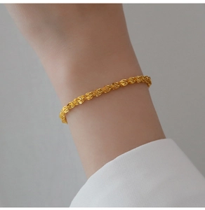 Dettaglio del bracciale vintage a coda di fenice placcato oro 18 carati con trama a strati