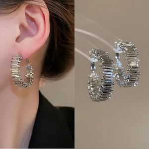 Unregelmäßige Runde Creolen Mit 925 Sterling Silber Ohrstecker Strukturierter Metallkupfer Schmuck Für Damen Modern Elegant