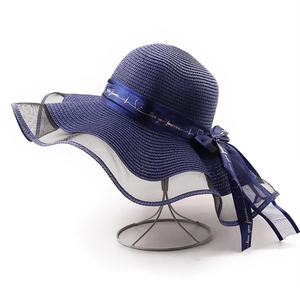 Détail du chapeau en paille marine avec ruban Love You Forever et bordure en tulle