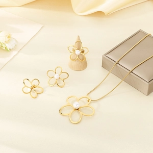 Parure de bijoux fleur dorée avec perles comprenant collier boucles d'oreilles et bague