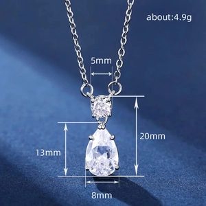 Détail du collier en argent avec pendentif zircon en goutte d'eau et dimensions précises