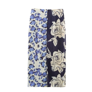 Jupe midi asymétrique à fleurs pour femme avec texture satinée plissée en bleu et crème