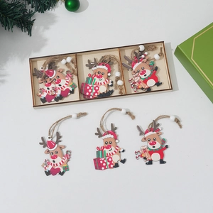 Décorations de Noël en bois peints en forme de renne dans un coffret cadeau élégant