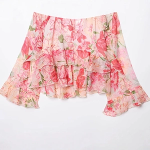 Top in chiffon floreale rosa con spalle scoperte, volant a strati e maniche a campana