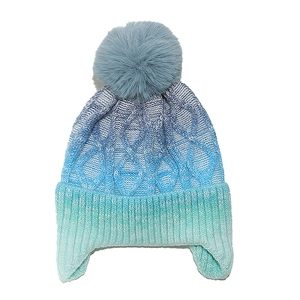 Detail der Strickmütze mit Ohrenklappen und Farbverlauf-Bommel auf weißem Grund