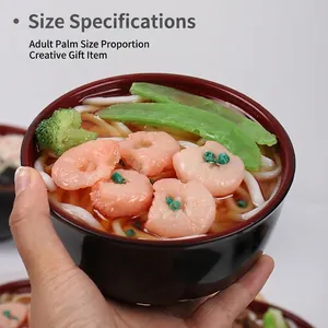 Modello realistico 1:1 di ciotola di ramen giapponese salvadanaio con tagliatelle udon