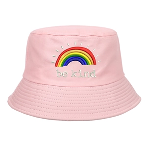 Chapeau bob rose en coton avec broderie arc-en-ciel et texte be kind sur fond blanc