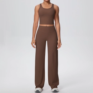 Vista frontale di un set da yoga marrone scuro con crop top e pantaloni sportivi larghi