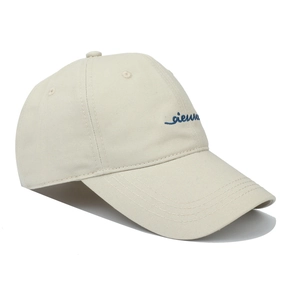 Détail de la broderie bleue sur la casquette en coton blanc cassé avec œillets d'aération