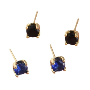 Klassische 4-Zacken-Ohrstecker Set mit dunkelblauen und schwarzen Zirkonia in Goldoptik