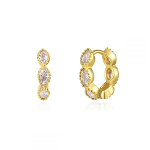 Luxe gouden oorringen met marquise geslepen witte zirkoon op een heldere witte achtergrond