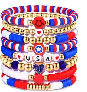 Detailansicht patriotischer Armband-Set mit USA-Buchstaben und rot-weiß-blauen Perlen