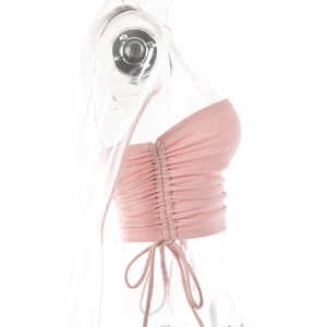 Vue détaillée du crop top bustier rose en maille côtelée avec cordon de serrage réglable