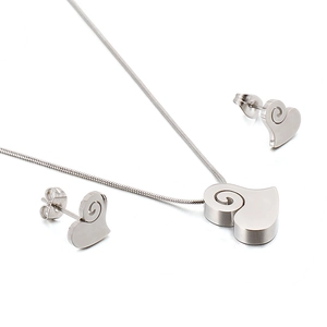 Elegante set di gioielli in acciaio inox con collana e orecchini a cuore in argento