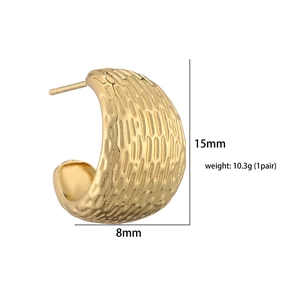 Dettagli di orecchini a cerchio placcati oro 18K con texture, misura 15mm e peso 10,3g