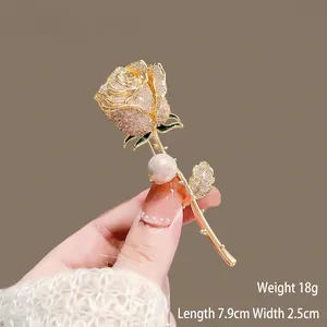 Goldene Rosenbrosche mit Kristallen und Perlen, funkelnde Anstecknadel für Damen, 7,9x2,5 cm