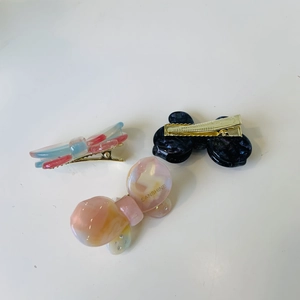 Detailed set of marble pattern resin hair clips with golden metal alligator grip