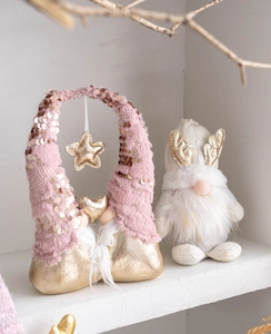 Détail d'un gnome à paillettes roses avec étoile dorée et gnome blanc à bois de renne