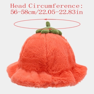 Détail d'un chapeau citrouille en peluche avec feuille verte et taille 56-58cm