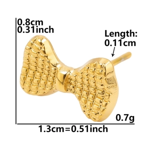 Dettaglio orecchini a fiocco dorati con dimensioni di 0,8 cm di altezza e 1,3 cm di larghezza