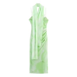 Détail de la robe licou dégradée vert clair avec décolleté écharpe et texture
