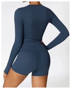 Détail de l'ensemble de yoga bleu marine montrant la coupe arrière et les coutures
