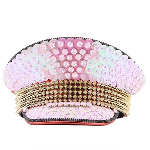 Détails de paillettes roses et pointes dorées sur chapeau militaire pour fête et festival