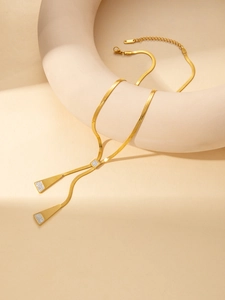 Détail du collier chaîne serpent dorée avec pendentif en Y et triangles en zircon brillants
