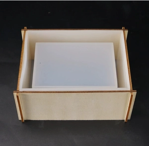 Détail du grand moule carré en silicone avec cadre de support en bois pour résine DIY